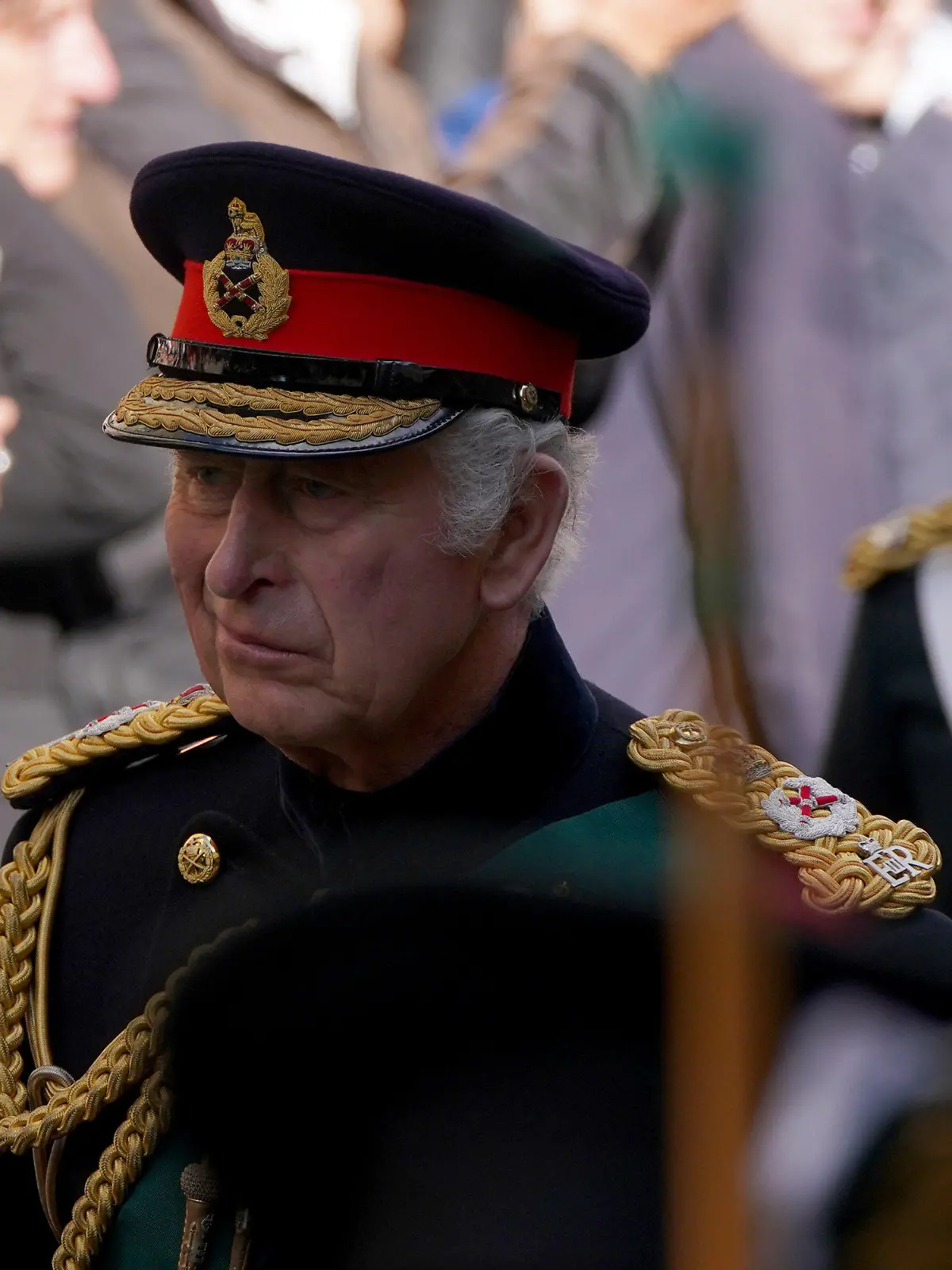 12.09.2022, Großbritannien, Edinburgh: König Charles III. nimmt an der Prozession des Sarges von Königin Elizabeth vom Palace of Holyroodhouse zur St. Giles Cathedral teil. Bevor die gestorbene Queen an diesem Dienstag von Edinburgh nach London übergeführt werden soll, haben Tausende Schotten bei einem Trauerzug Abschied von Elizabeth II. genommen. Foto: Andrew Milligan/PA Wire/dpa +++ dpa-Bildfunk +++