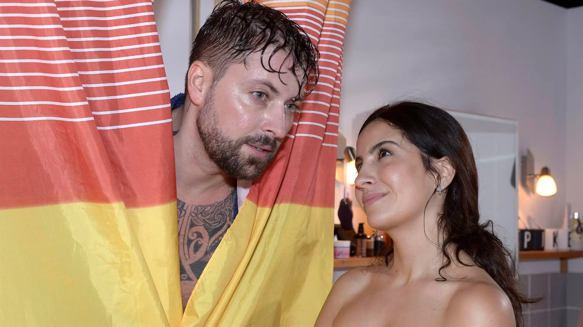 Laura (Chryssanthi Kavazi) genießt die Leichtigkeit mit John (Felix von Jascheroff).
Die Verwendung des sendungsbezogenen Materials ist nur mit dem Hinweis und Verlinkung auf RTL+ gestattet.