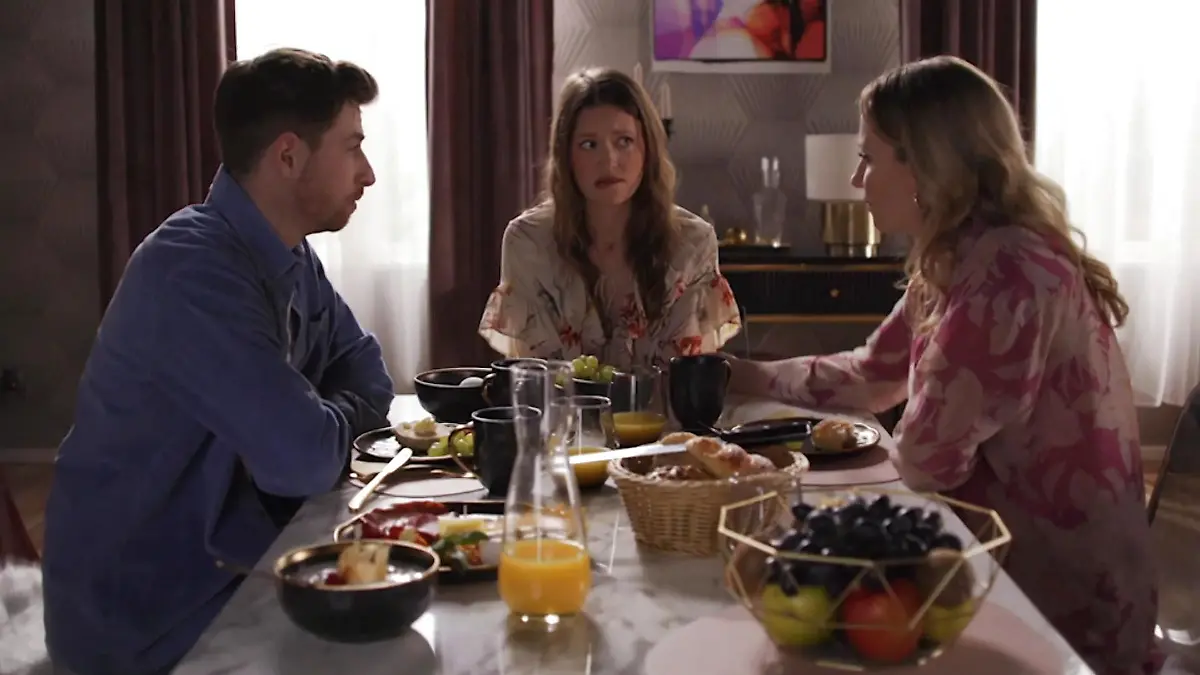 Bei "Alles was zählt" spielen Amrei (Rolle Nathalie) und Ania (Rolle Isabelle) Cousinen.