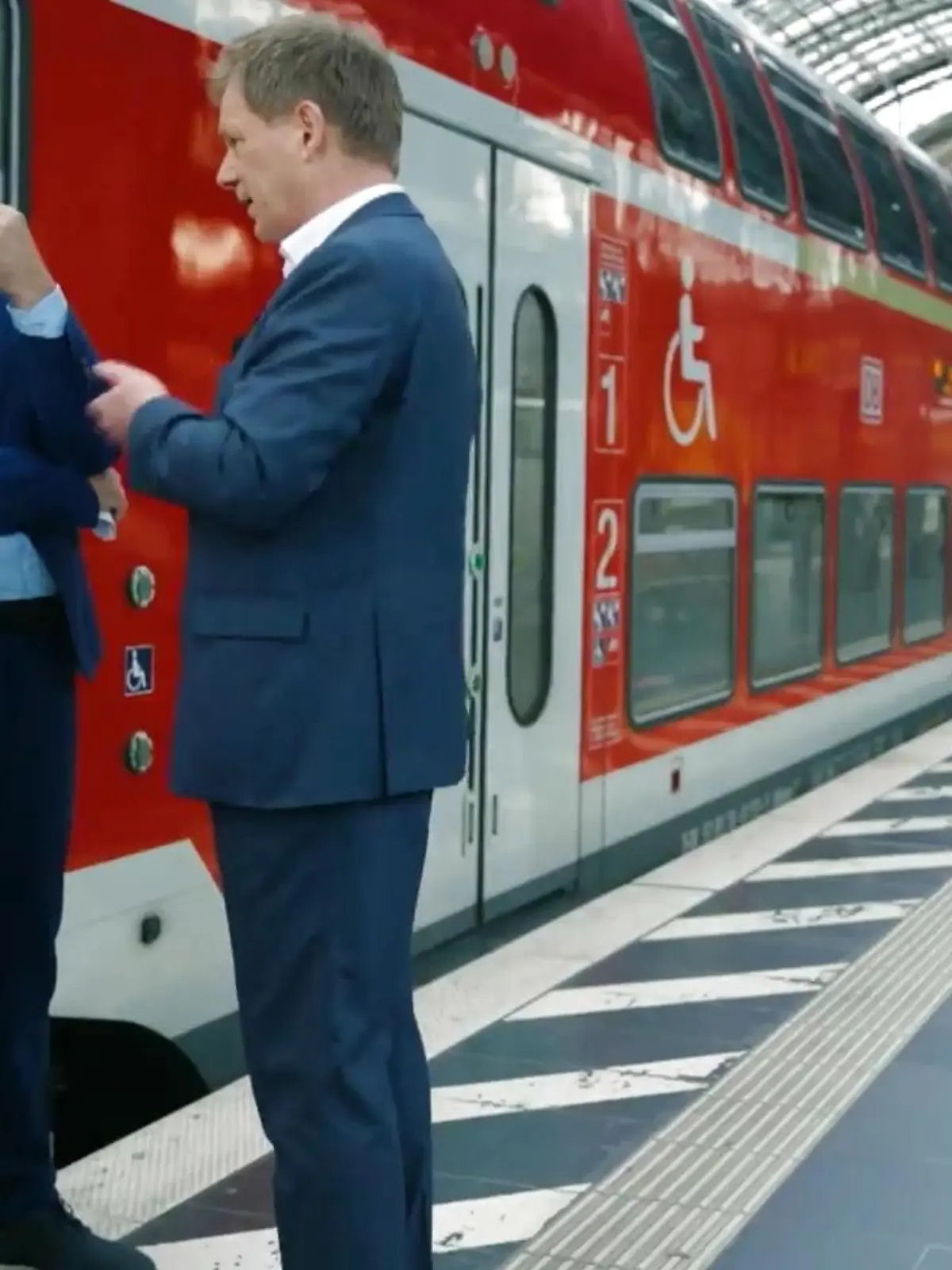 Bild zu: "Peter Kloeppel durchleuchtet die Bahn"