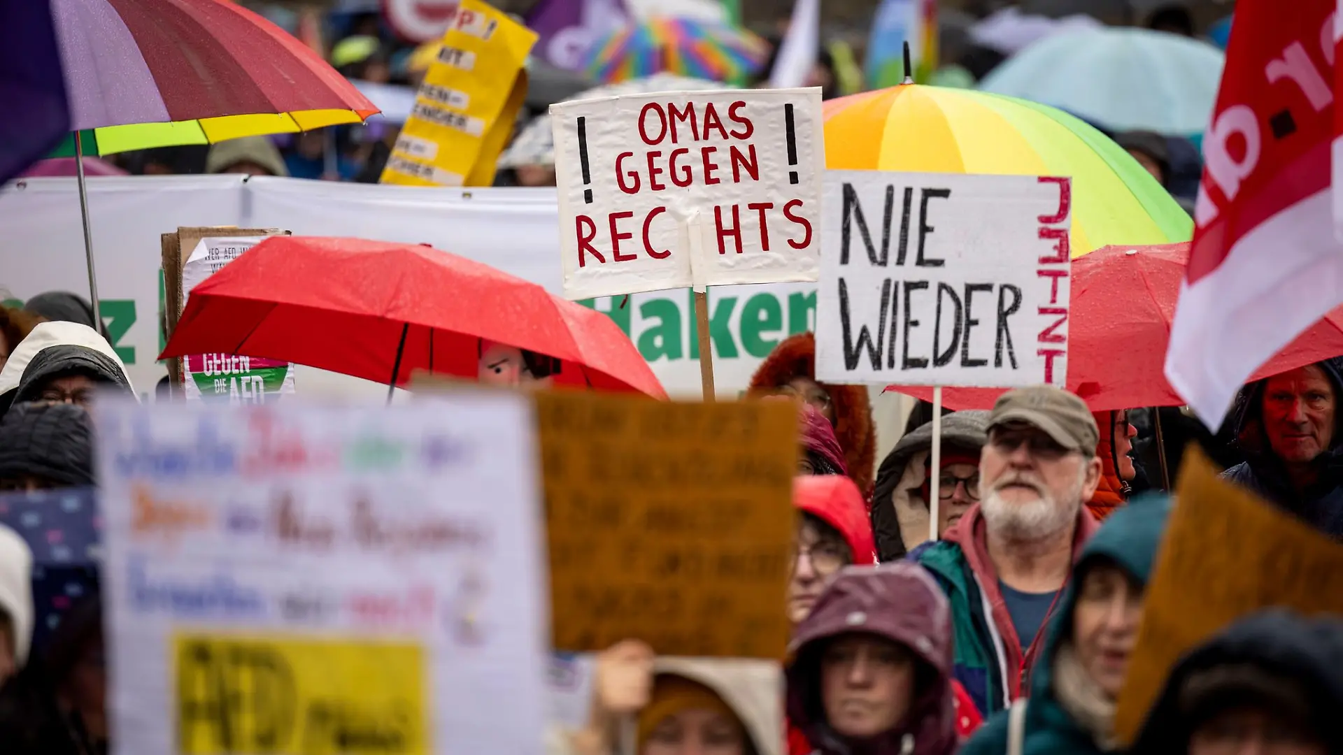 Demonstranten nehmen an einer Demonstration gegen Rechtsextremismus teil.