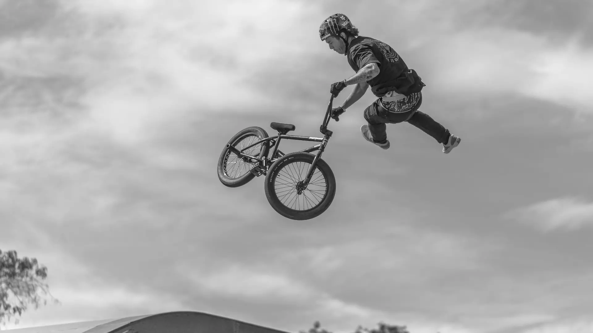 BMX-Extremsportler Pat Casey zeigt einen Sprung mit seinem BMX-Rad.
