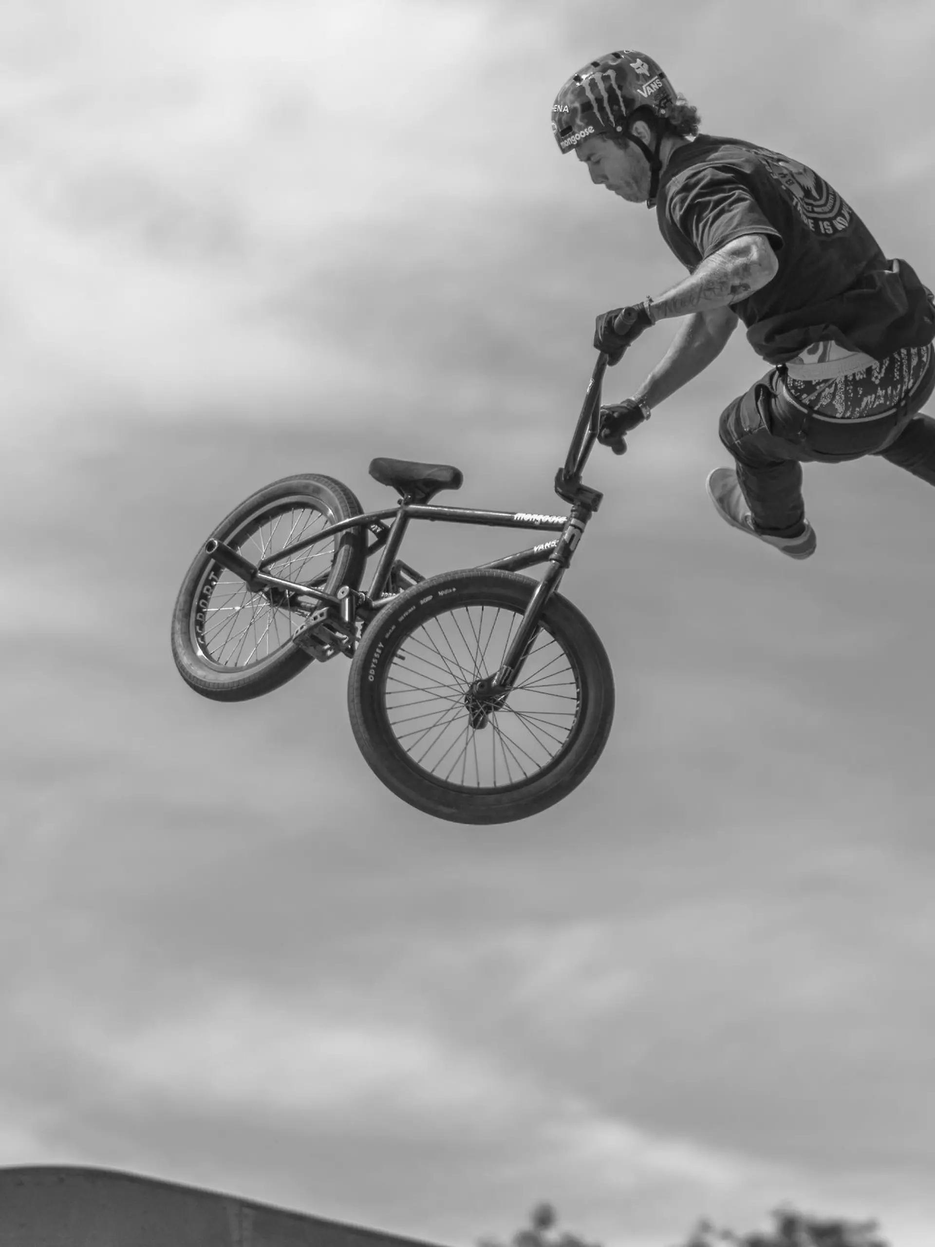 BMX-Extremsportler Pat Casey zeigt einen Sprung mit seinem BMX-Rad.