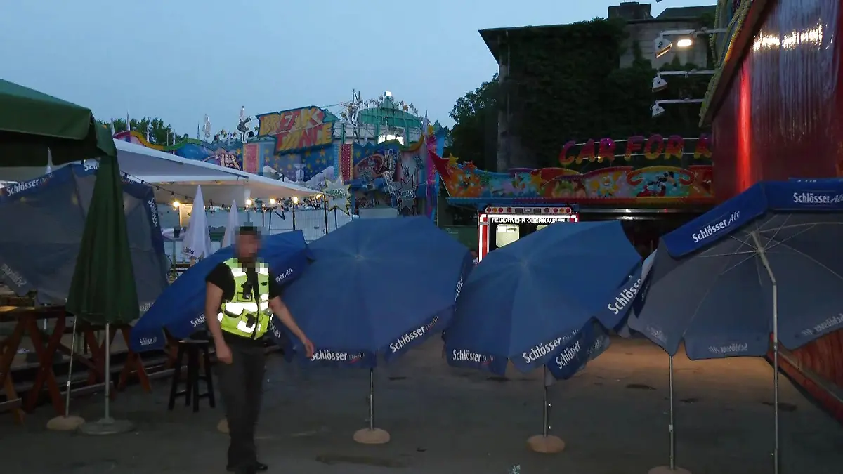 Das Fahrgeschäft "Break Dance" ist mit Sonnenschirmen und Sichtschutzwänden abgesperrt. Hier starb ein 18-jähriger Mitarbeiter. Er wollte Fahrchips einsammeln.