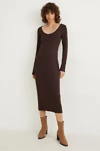 Dunkelbraunes Kleid