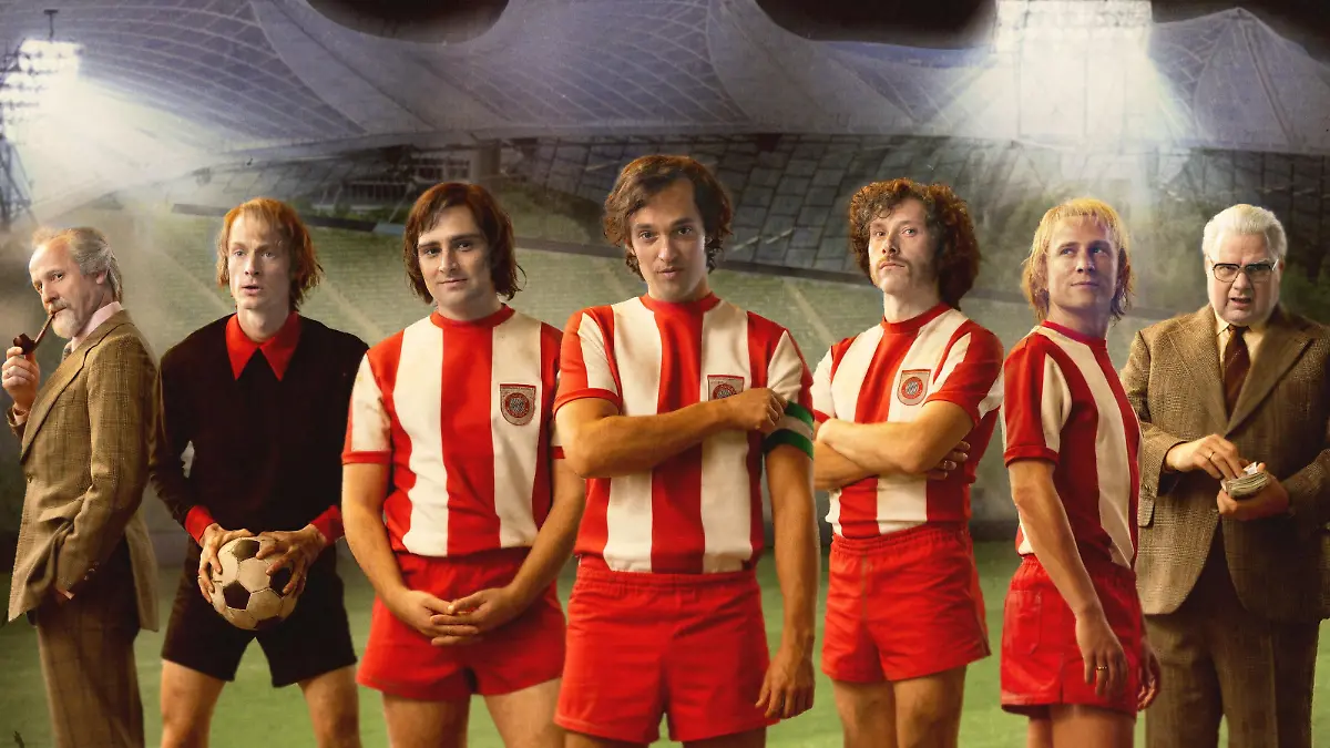 V.l.: Robert Schwan (Maximilian Brückner), Sepp Maier (Paul Wellenhof), Gerd Müller (Markus Krojer), Franz Beckenbauer (Moritz Lehmann), Paul Breitner (Jan-David Bürger), Uli Hoeneß (Max Hubacher), Wilhelm Neudecker (Michael A. Grimm)
Die Verwendung des sendungsbezogenen Materials ist nur mit dem Hinweis und Verlinkung auf RTL+ gestattet.