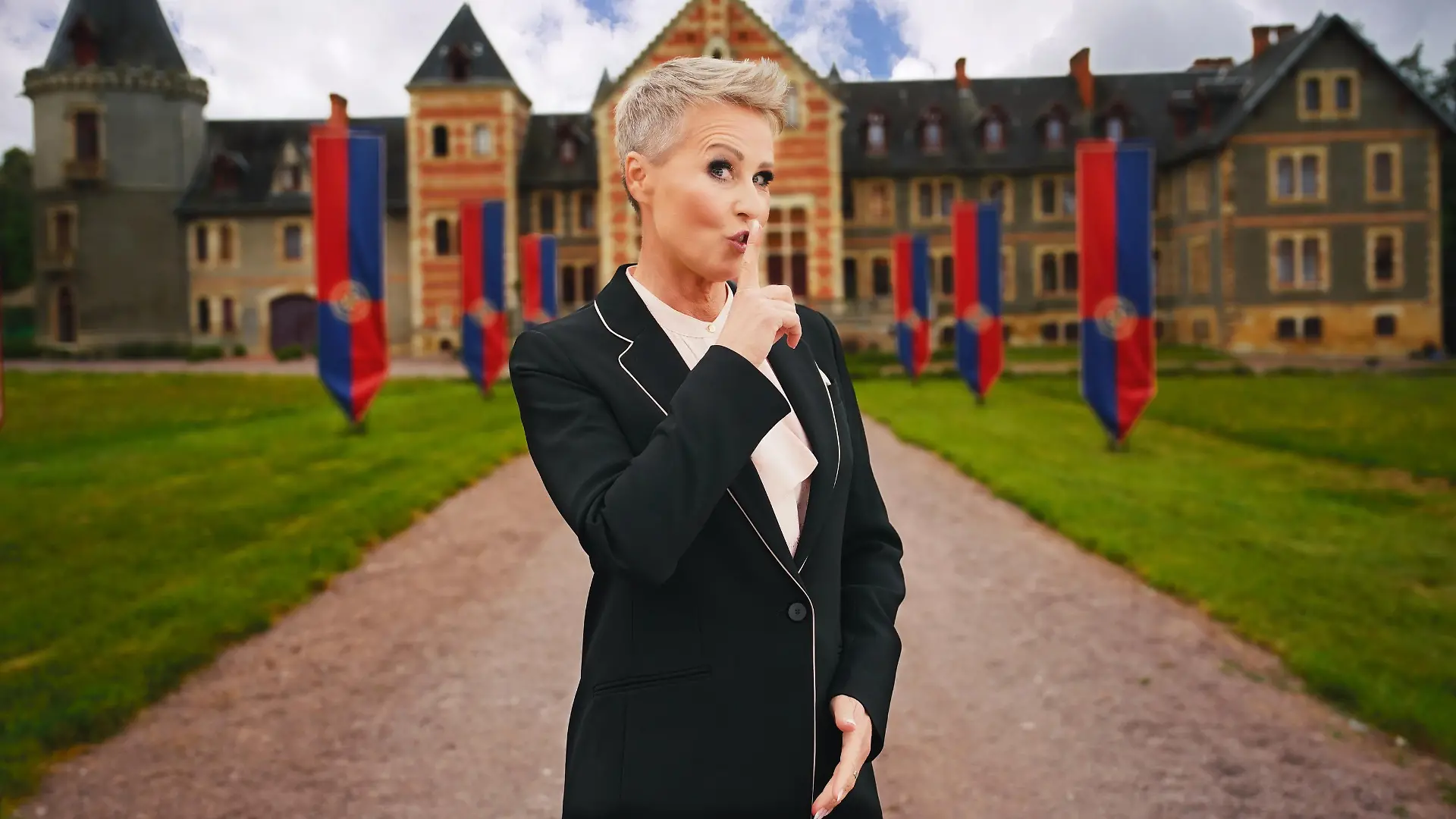 In dem einzigartigen Reality-Game "Die Verräter", präsentiert von 'Schlossherrin' Sonja Zietlow, treffen 16 Prominente in einem französischen Schloss aufeinander um sich in einem psychologischen Strategiespiel zu messen.
+++ Die Verwendung des sendungsbezogenen Materials ist nur mit dem Hinweis und Verlinkung auf RTL+ gestattet. +++