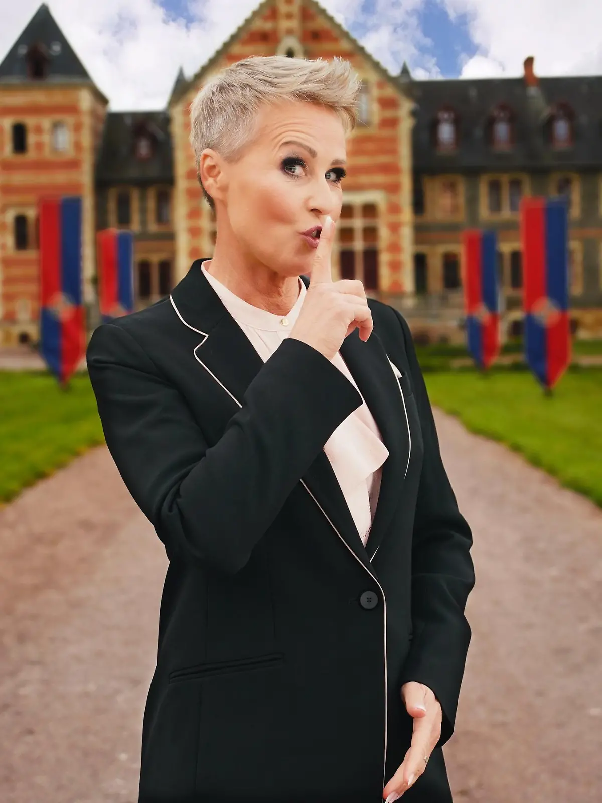 In dem einzigartigen Reality-Game "Die Verräter", präsentiert von 'Schlossherrin' Sonja Zietlow, treffen 16 Prominente in einem französischen Schloss aufeinander um sich in einem psychologischen Strategiespiel zu messen.

+++ Die Verwendung des sendungsbezogenen Materials ist nur mit dem Hinweis und Verlinkung auf RTL+ gestattet. +++