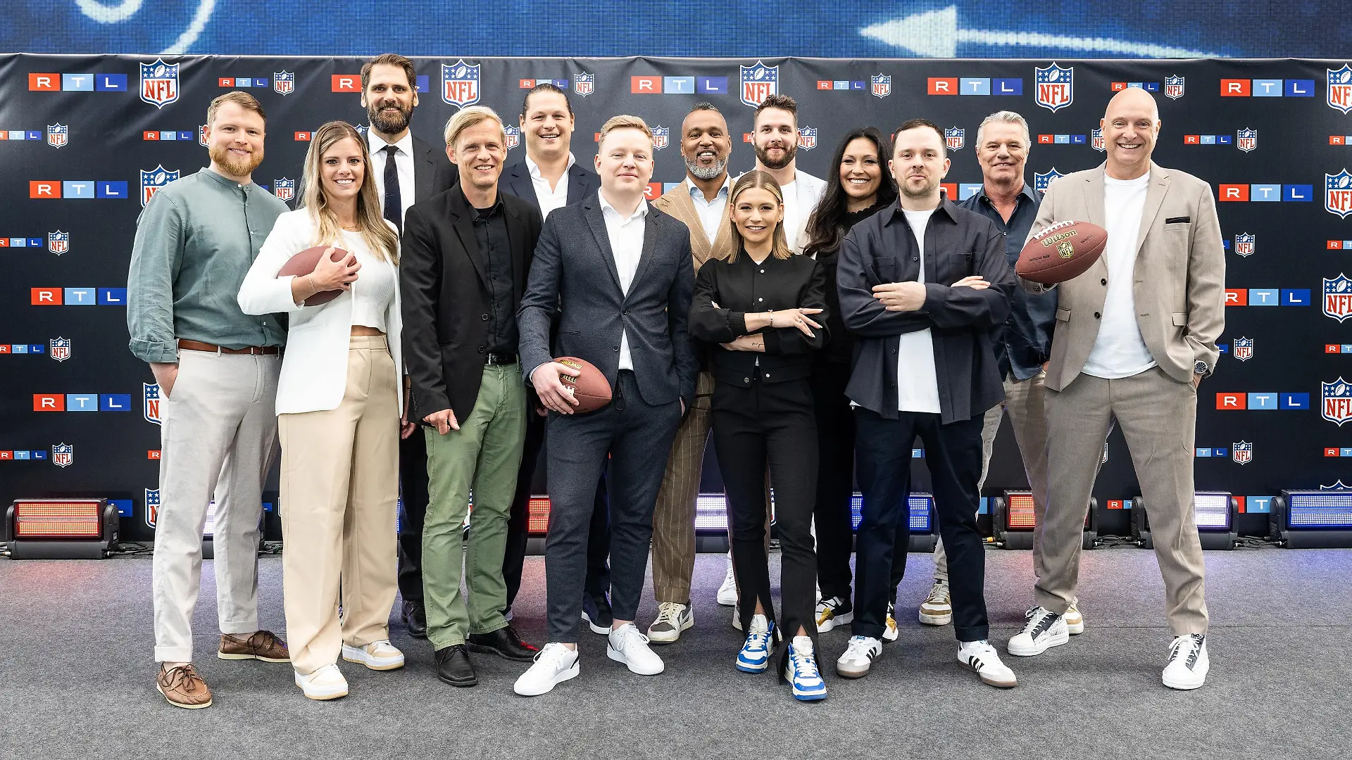 Die RTL _Offensive Line_:
Hintere Reihe v.l.: Sebastian Vollmer, Markus Kuhn, Patrick Esume, Björn Werner, Nadine Nurasyid, Jan Stecker und Frank Buschmann
Vordere Reihe v.l.: Adrian Franke, Mona Stevens, Alex von Kuczkowski, Florian Schmidt-Sommerfeld, Jana Wosnitza, Nadine Nurasyid, Florian Ambrosius und Mitja Lafere
