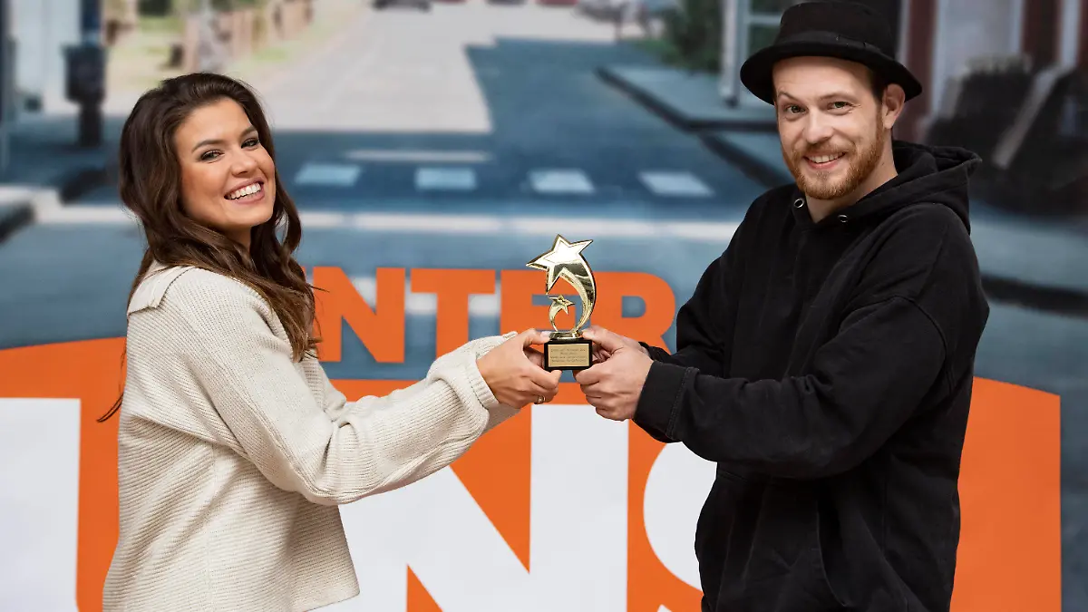 Schauspieler Patrick MUELLER Müller, Rolle: Tobias Lassner und Schauspielerin Sharon BERLINGHOFF spielt Vivien Koehler erhalten den Preis fuer die ,,beste Story,,. UNTER UNS - Fan-Starwahl am 30.09.2021 in Koeln, hier in der Kulisse in den MMC Studios Koeln, *** Actor Patrick MUELLER Müller, role Tobias Lassner and actress Sharon BERLINGHOFF plays Vivien Koehler receive the award for the best story, UNTER UNS Fan Starwahl on 30 09 2021 in Cologne, here in the set at MMC Studios Cologne, 