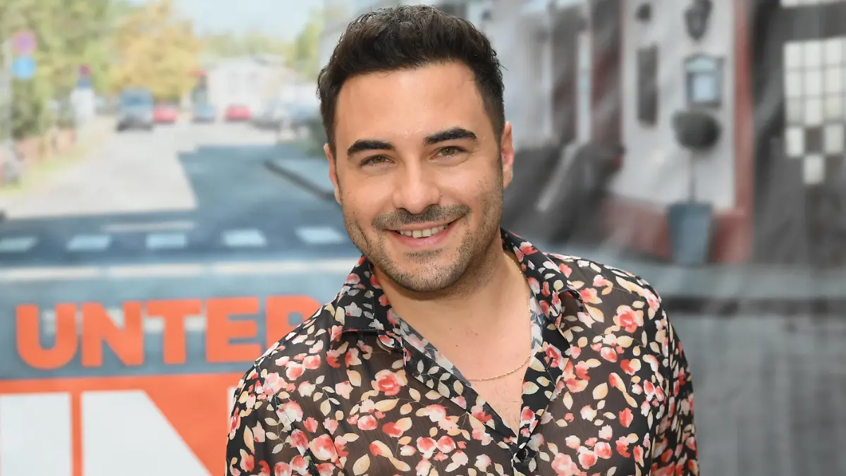 Schauspieler Lars Steinhöfel posiert beim grossen Fantreffen und Preisverleihung der unter uns Starwahl in der Kulisse der RTL Serie unter uns *** Actor Lars Steinhöfel poses at the big fan meeting and award ceremony of the unter uns star choice in the setting of the RTL series unter uns 