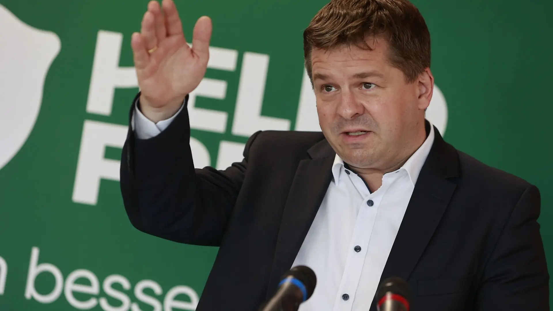 Sachsen-Anhalts Wirtschaftsminister Sven Schulze spricht zur Presse.