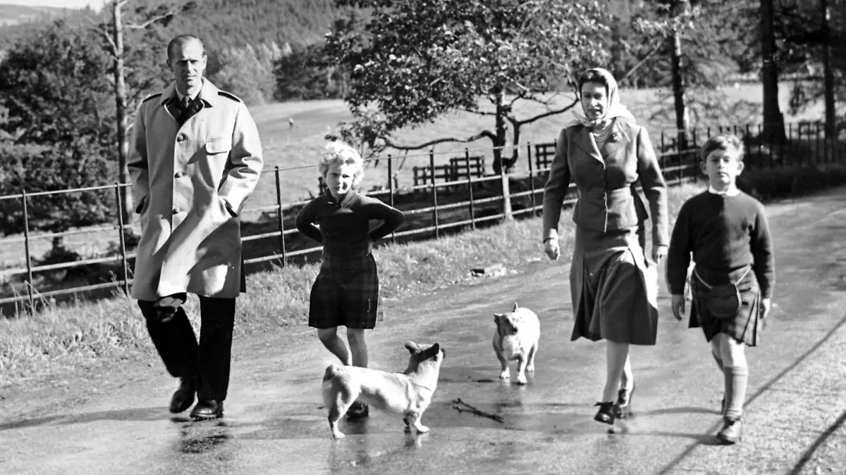 Royal family take a stroll. Queen Elizabeth, the Duke of Edinburgh and their two children Prince Charles and Princess Anne accompanied by the family corgi s walking through the Balmoral Castle Estate 18th September 1957, Prinz UnitedArchives00338036 PUBLICATIONxINxGERxSUIxAUTxONLY