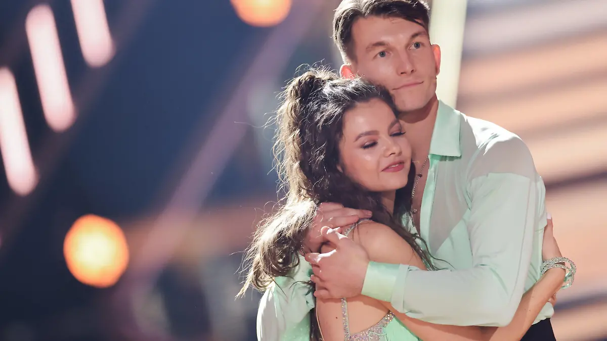 02.03.2024, Nordrhein-Westfalen, Köln: Maria Clara Groppler, Comedian, und Mikael Tatarkin, Profitänzer, stehen in der RTL-Tanzshow ·Let's Dance· zum Auftakt der neuen Staffel auf dem Parkett im Coloneum. Sie scheiden als erstes Paar aus. Foto: Rolf Vennenbernd/dpa +++ dpa-Bildfunk +++