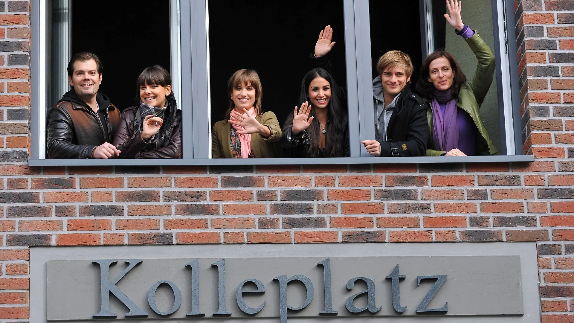 V.l.n.r.: Daniel Fehlow, Janina Uhse, Isabell Horn, Sila Sahin, Jörn Schlönvoigt und Ulrike Frank beim Fototermin zur Einweihung vom neuen Außenset der RTL-Serie Gute Zeiten, schlechte Zeiten in Berlin am 06.10.2010 GZSZ - neue Aussenkulisse 2010 PUBLICATIONxINxGERxSUIxAUTxONLY
