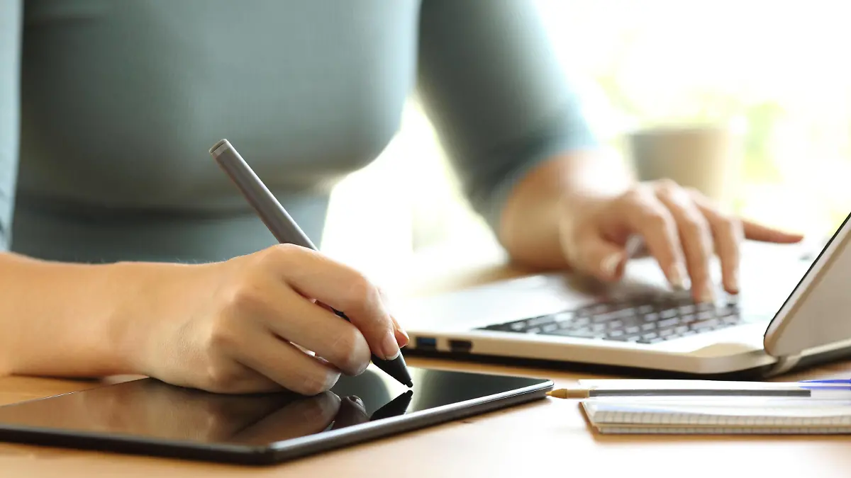 Woman hands working drawing in a digital tablet ,model released, Symbolfoto PUBLICATIONxINxGERxSUIxAUTxONLY Copyright: xAntonioGuillemx Panthermedia26583964