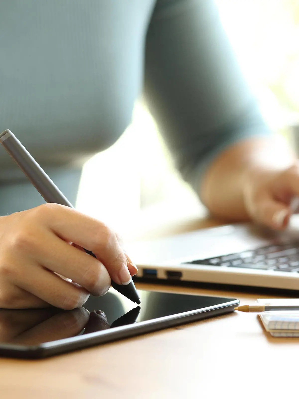  Woman hands working drawing in a digital tablet ,model released, Symbolfoto PUBLICATIONxINxGERxSUIxAUTxONLY Copyright: xAntonioGuillemx Panthermedia26583964