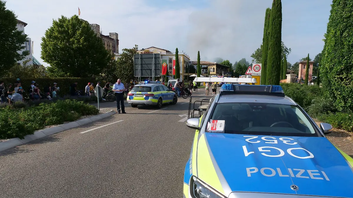 Rettungskräfte sind am Europa-Park im Einsatz.