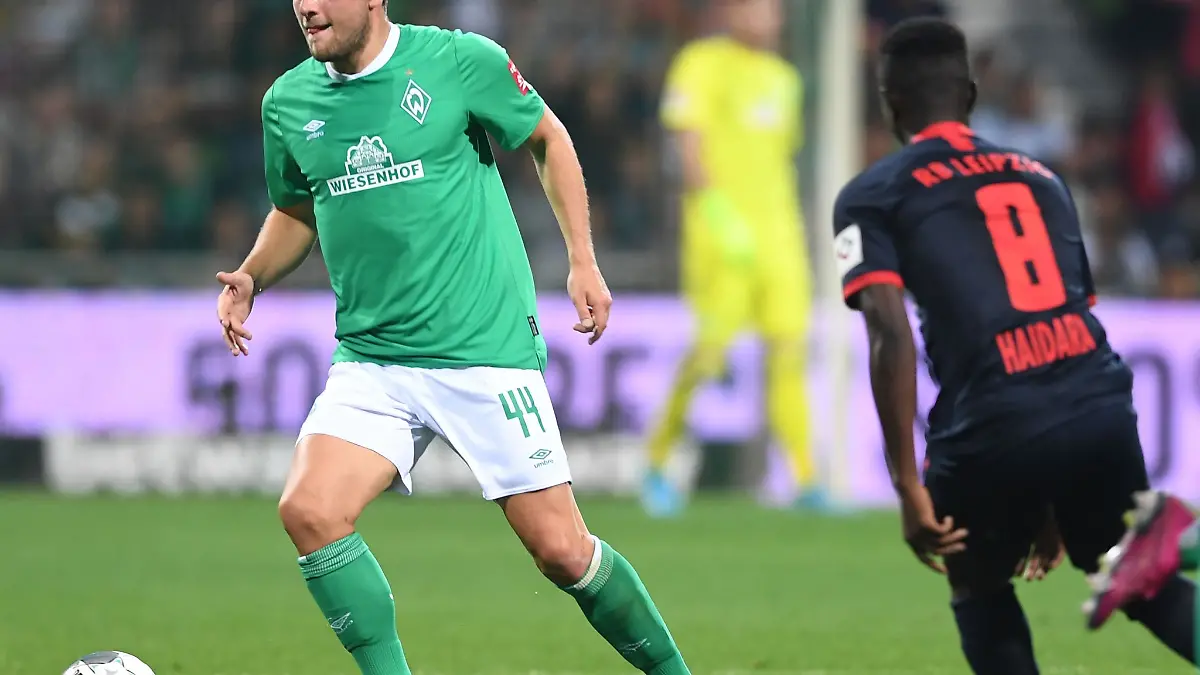 Werders Philipp Bargfrede (l) spielt den Ball.