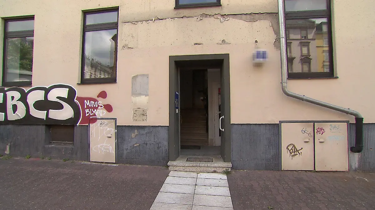 Eine Einladung für Einbrecher: In dem Haus im Frankfurter Nordend fehlte tagelang die Haustür.