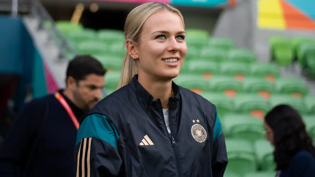 Merle Frohms Deutschland, 01 kommt aus dem Spielertunnel und betritt das Stadion vor Deutschland vs Marokko, AUS, MD-1 Platzbegehung Stadium Familiarization DFB Frauen Nationalmannschaft Deutschland, FIFA Frauen Fussball Weltmeisterschaft Australien 2023, 23.07.2023 AUS, MD-1 Platzbegehung Stadium Familiarization DFB Frauen Nationalmannschaft Deutschland, FIFA Frauen Fussball Weltmeisterschaft Australien 2023, 23.07.2023 Melbourne *** Merle Frohms Germany, 01 comes out of the players tunnel and enters the stadium before Germany vs Morocco, AUS, MD 1 pitch inspection Stadium Familiarization DFB Womens National Team Germany, FIFA Womens World Cup Australia 2023, 23 07 2023 AUS, MD 1 pitch inspection Stadium Familiarization DFB Womens National Team Germany, FIFA Womens World Cup Australia 2023, 23 07 2023 Melbourne Copyright: xEibner-Pressefoto/Memmlerx EP_MMR