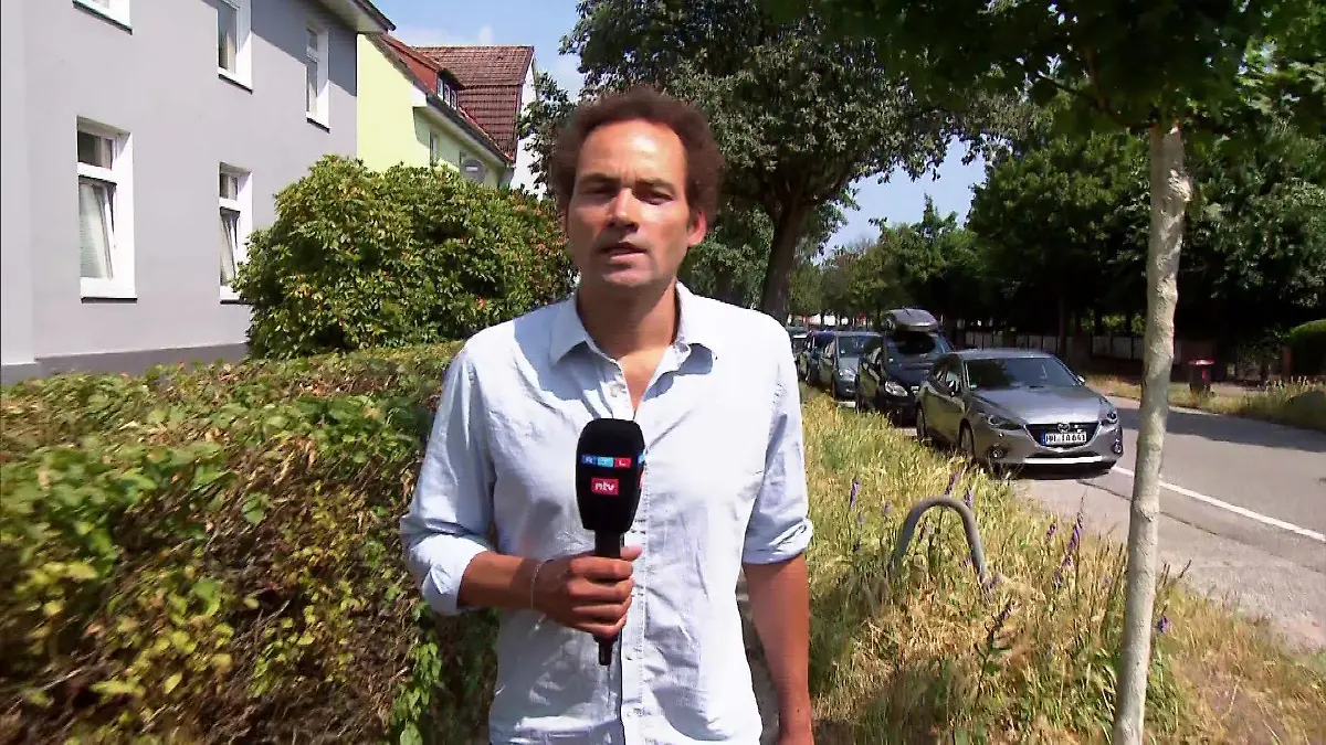 RTL-Reporter Lorenz Bille vor Ort in Hamburg-Alsterdorf: "Ich habe an einer Grundschule hier in der Nähe mit der Schulleiterin sprechen können, die mir sagte, dass die Eltern teilweise schon besorgt sind."