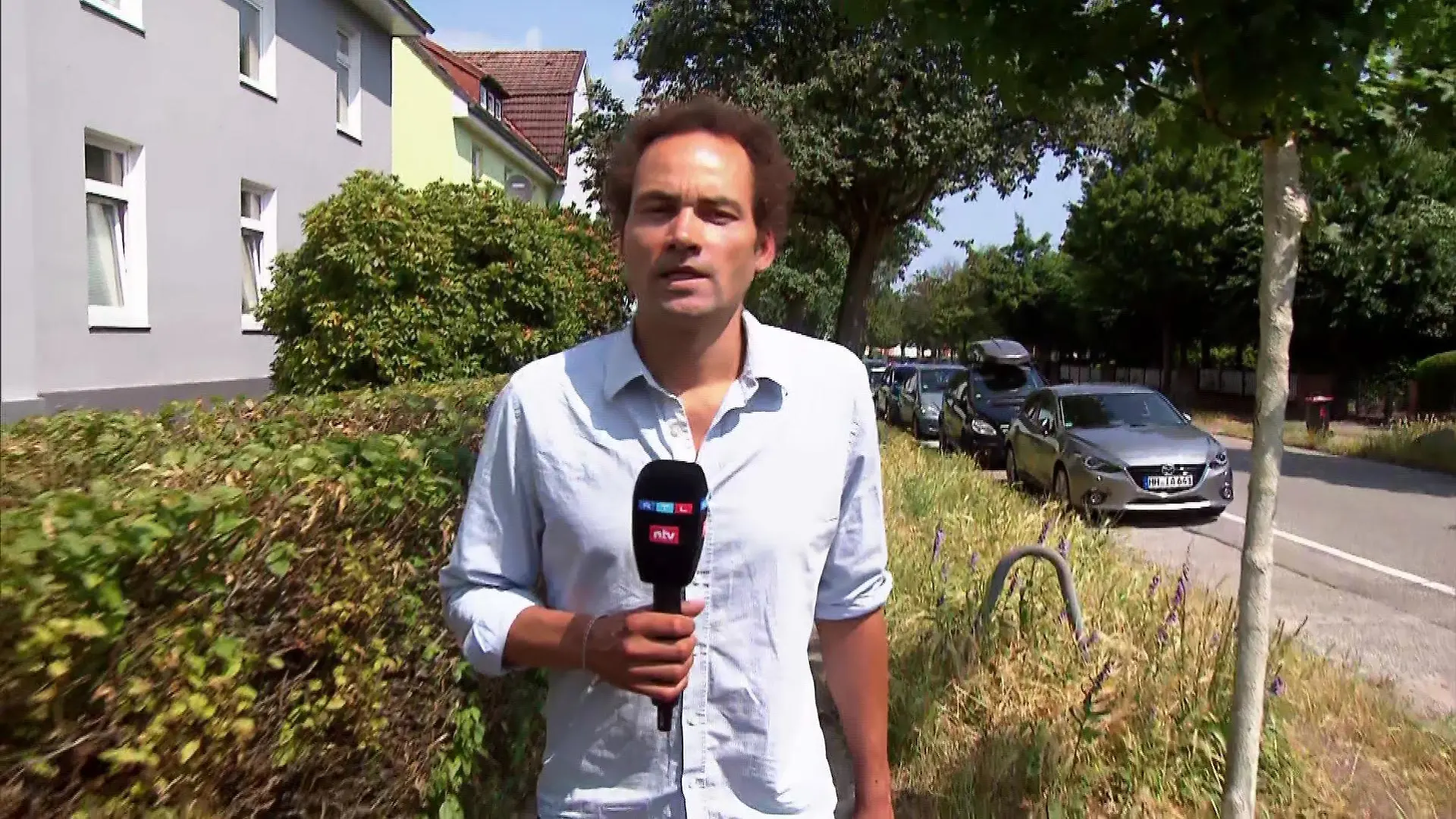RTL-Reporter Lorenz Bille vor Ort in Hamburg-Alsterdorf: "Ich habe an einer Grundschule hier in der Nähe mit der Schulleiterin sprechen können, die mir sagte, dass die Eltern teilweise schon besorgt sind."