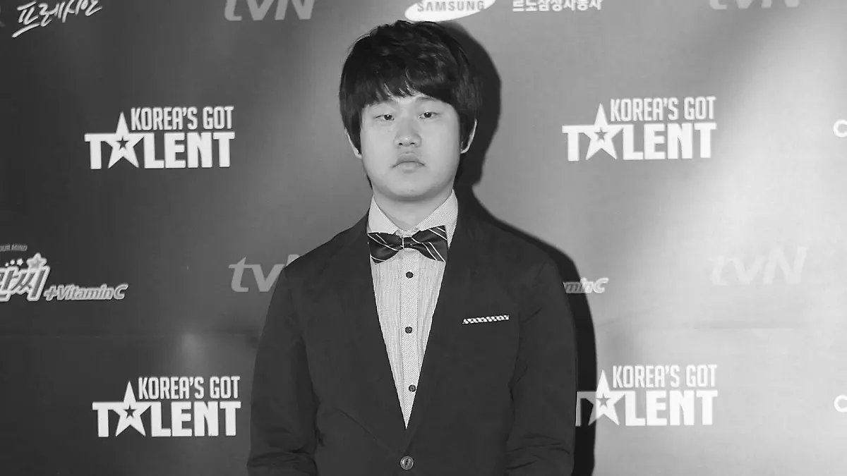epa02834410 A handout picture provided by Korean Entertainment Channel tvN on 21 July 2011 shows South Korean singer Choi Sung-Bong, 22, as he poses for photographers during a photocall in Seoul, South Korea, 16 July 2011. Choi Sung-Bong was put in the spotlight on 06 June after his appearance on 'Korea's Got Talent' after performing the song 'Nella Fantasia'. Choi was placed in an orphanage at the age of three, which he fled from two years later after allegedly being beaten by the adults there. During his difficult up brining he developed a taste for singing after watching an inspiring performance in a night club. His video on Youtube.com has more than 10 million views and is compared by some to Susan Boyle. EPA/tvN / HANDOUT  ++