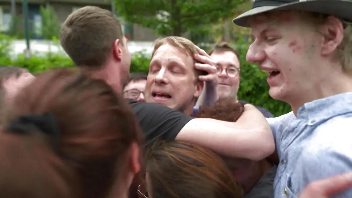 Mit ehrlichem Interesse, vielen kleinen Überraschungen und der nötigen Portion Feingefühl erobert Comedian Oliver Pocher die Herzen der Bewohner des Hamburger "Baumhaus e.V." im Flug.