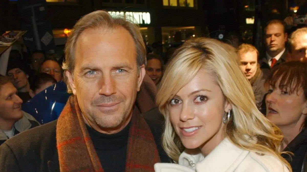 ARCHIV - Hollywood-Star Kevin Costner und seine deutschen Frau Christine Baumgartner (Archivfoto vom 23.01.2004) erwarten ihr zweites gemeinsames Kind. Dies bestätigte ein Sprecher des Paares am Donnerstag (16.10.2008) der US-Zeitschrift «People». Söhnchen Cayden Wyatt war im Mai 2007 zur Welt gekommen. Costner hat bereits drei erwachsene Kinder aus seiner ersten Ehe mit Cindy Silva und einen elfjährigen Sohn aus seiner kurzen Beziehung mit der TV-Journalistin Bridget Rooney. Costner und Baumgartner sind seit September 2004 verheiratet. Foto: Wolfgang Langenstrassen dpa (zu dpa 0975) +++(c) dpa - Bildfunk+++