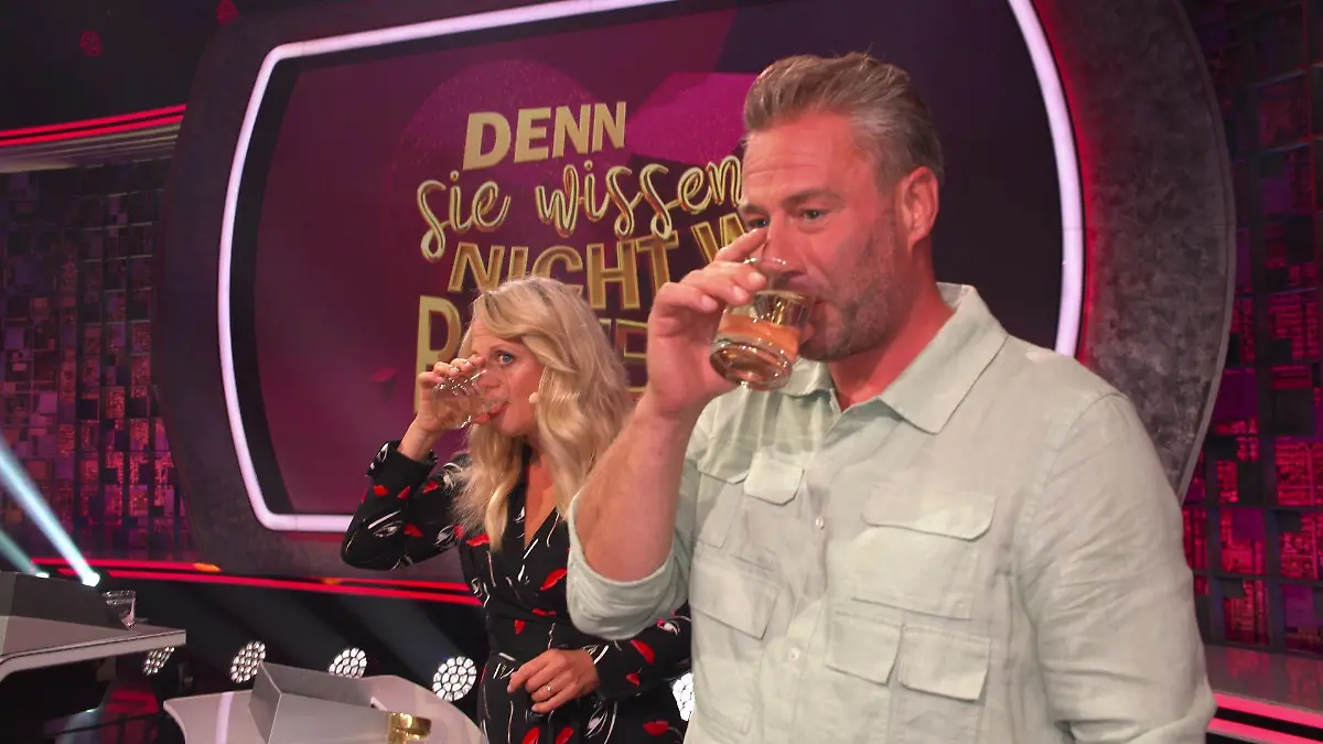 In den Drehpausen greifen Barbara und Sasha immer wieder zum Glas.