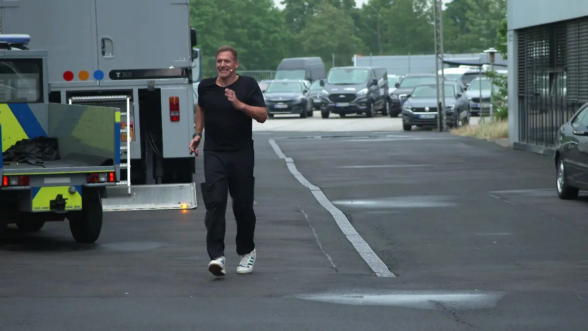 Hier joggt Ralf Moeller um das Studio, um Schritte für seine geheime Mission zu sammeln.
