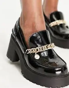 Klobige Loafer in Schwarz mit mittelhohem Absatz und Kette von ASOS DESIGN