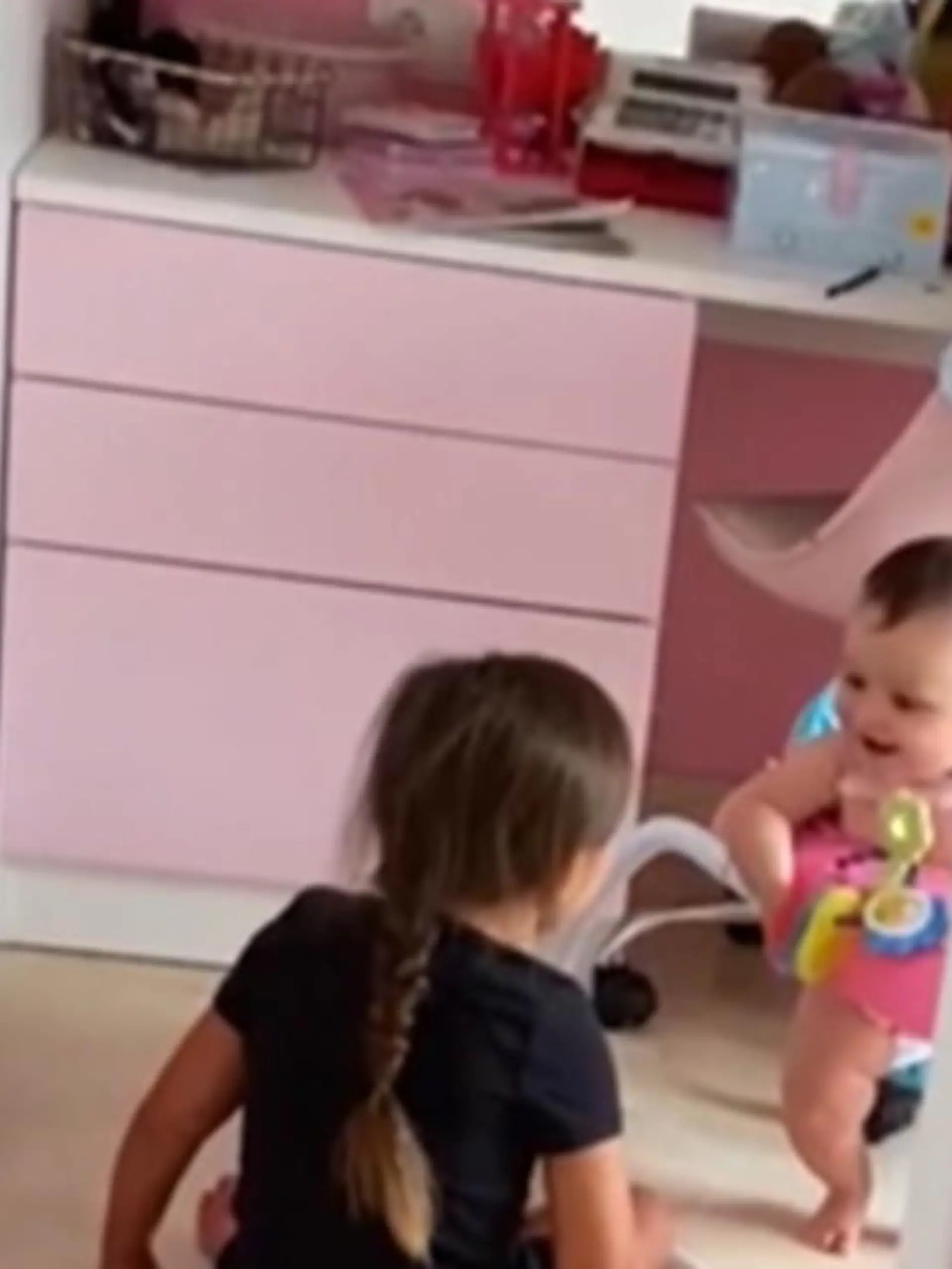 Man kann sich gar nicht entscheiden: Klingt dieses Baby-Lachen einfach nur bezaubernd - oder doch ein kleines bisschen böse? Mit einem fast höhnisch klingenden Lachen beömmelt sich die acht Monate alte Britin Viva über ihre Schwester Nova, die rückwärts über ihre Lauflernhilfe gestolpert ist - fast so, als hätte Viva ihrer Schwester extra ein Beinchen gestellt. Was meinen Sie: Hat diese Kleine schon Böses im Sinn?