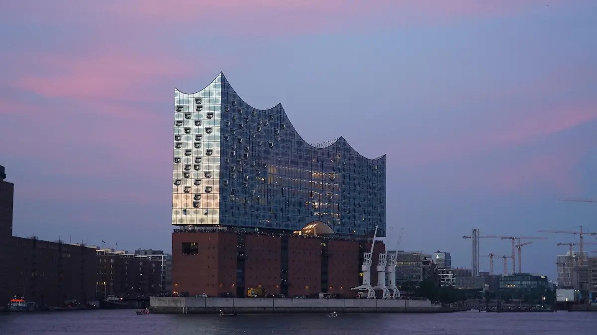 19.08.2022 Hamburg - Hafen
Weniger blaue Lichter als in den letzten Jahren
Als Auftakt zum Blue Port bei den Cruise Days präsentierte sich die Queen Mary 2 vor der Elbphilharmonie. Tausende von Menschen waren am Hafen und genossen den Ausblick bei angenehmen Temperaturen. Aufgrund der Energiekrise wurden weitaus weniger Leuchten / Lampen installiert.