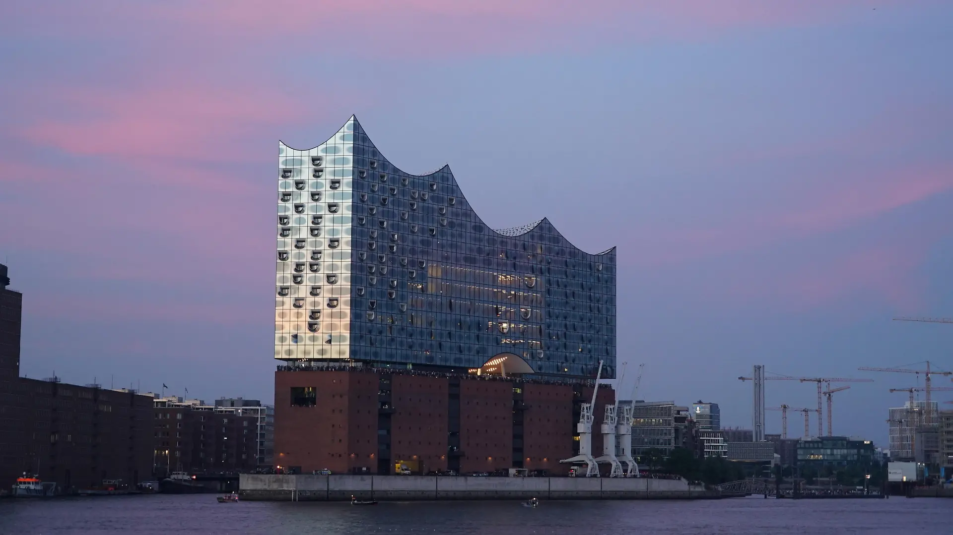 19.08.2022 Hamburg - Hafen
Weniger blaue Lichter als in den letzten Jahren
Als Auftakt zum Blue Port bei den Cruise Days präsentierte sich die Queen Mary 2 vor der Elbphilharmonie. Tausende von Menschen waren am Hafen und genossen den Ausblick bei angenehmen Temperaturen. Aufgrund der Energiekrise wurden weitaus weniger Leuchten / Lampen installiert.
