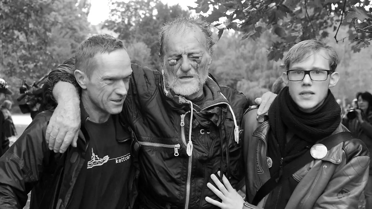 ARCHIV - Zwei Männer stützen im Schlossgarten in Stuttgart den durch einen Wasserwerfer verletzten Dietrich Wagner (m) nach einer Demonstration gegen das Bahnprojekt Stuttgart 21 am 30.09.2010. Beim harten Polizeieinsatz gegen Stuttgart-21-Gegner am 30. September ist er vom Strahl eines Wasserwerfers an den Augen schwer verletzt worden. Foto: Marijan Murat/dpa (zu lsw: «Fünf Jahre nach dem Schwarzen Donnerstag gibt es noch «Wutbürger» " vom 23.09.2015) +++(c) dpa - Bildfunk+++