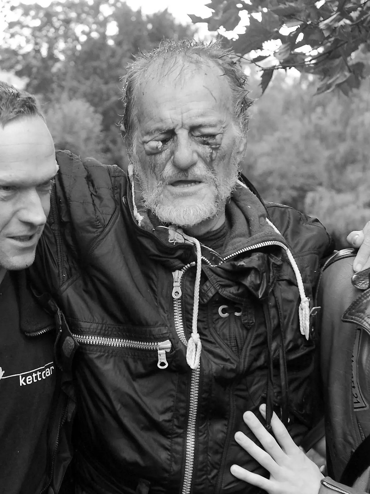 ARCHIV - Zwei Männer stützen im Schlossgarten in Stuttgart den durch einen Wasserwerfer verletzten Dietrich Wagner (m) nach einer Demonstration gegen das Bahnprojekt Stuttgart 21 am 30.09.2010. Beim harten Polizeieinsatz gegen Stuttgart-21-Gegner am 30. September ist er vom Strahl eines Wasserwerfers an den Augen schwer verletzt worden. Foto: Marijan Murat/dpa (zu lsw: «Fünf Jahre nach dem Schwarzen Donnerstag gibt es noch «Wutbürger» " vom 23.09.2015) +++(c) dpa - Bildfunk+++
