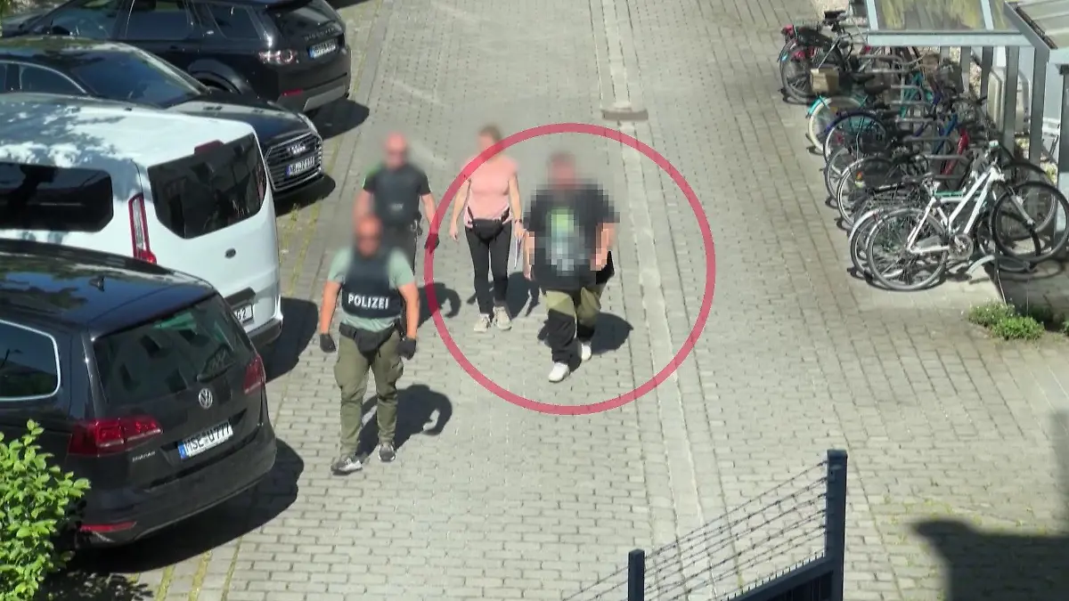 Einer der Verdächtigen(roter Kreis) im Fall Finja wird von der Polizei abgeführt.