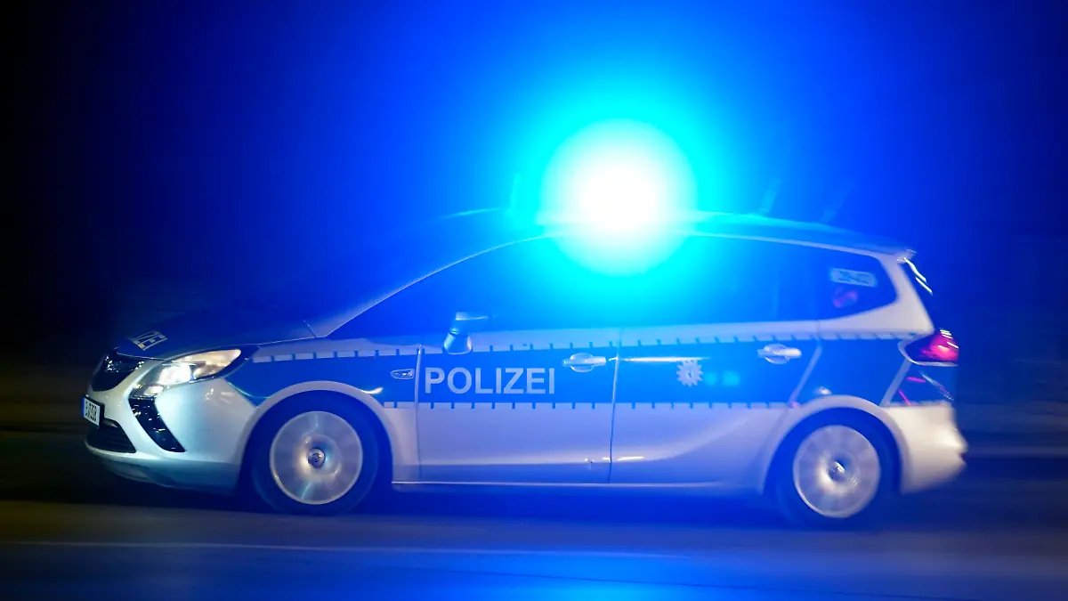 Ein Polizeiauto bei einer Einsatzfahrt mit Blaulicht. (Symbolbild, Themenbild) Berlin, 09.05.2022
