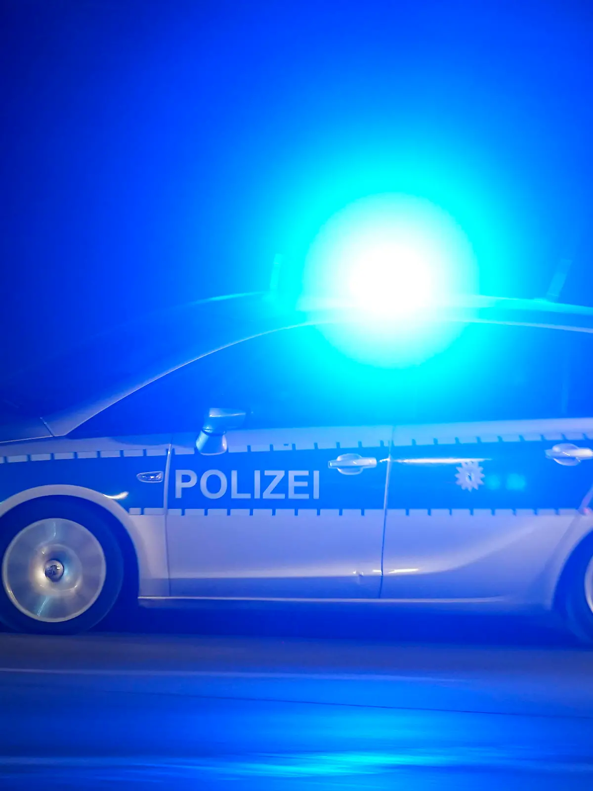 Ein Polizeiauto bei einer Einsatzfahrt mit Blaulicht. (Symbolbild, Themenbild) Berlin, 09.05.2022