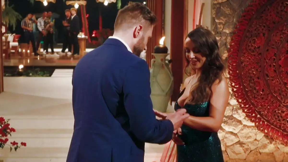 Hier legt Julian der Bachelorette ein selbst gemachtes Armband um . Der Buchstabe J soll Jennifer immer an ihn erinnern - wie passend, da er ja auch für ihren Namen gilt!