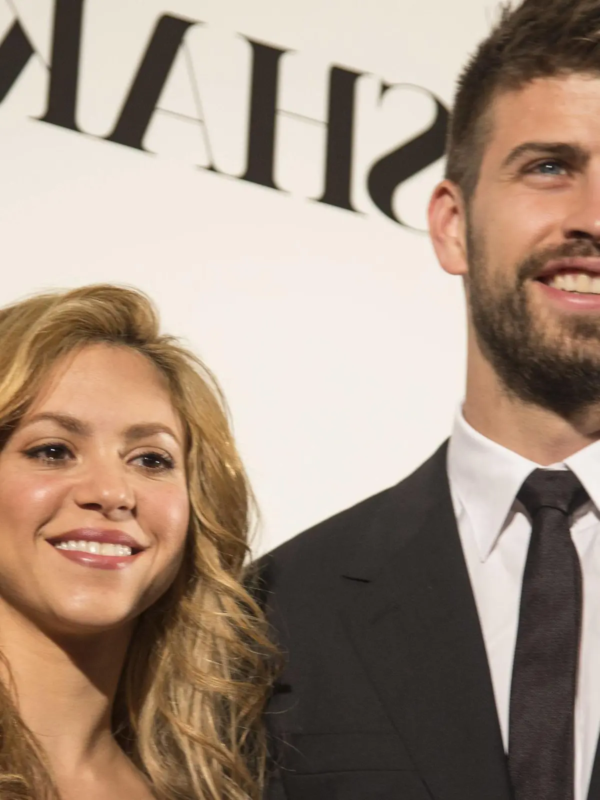 Singer Shakira presents in Barcelona, along with her boyfriend, FC Barcelona player Gerard Pique, the new album - Shakira on the Barcelona hotel Vela. PUBLICATIONxINxGERxSUIxAUTxHUNxONLY

Singer Shakira presents in Barcelona along with her Boyfriend FC Barcelona Player Gerard Pique The New Album Shakira ON The Barcelona Hotel Vela PUBLICATIONxINxGERxSUIxAUTxHUNxONLY  