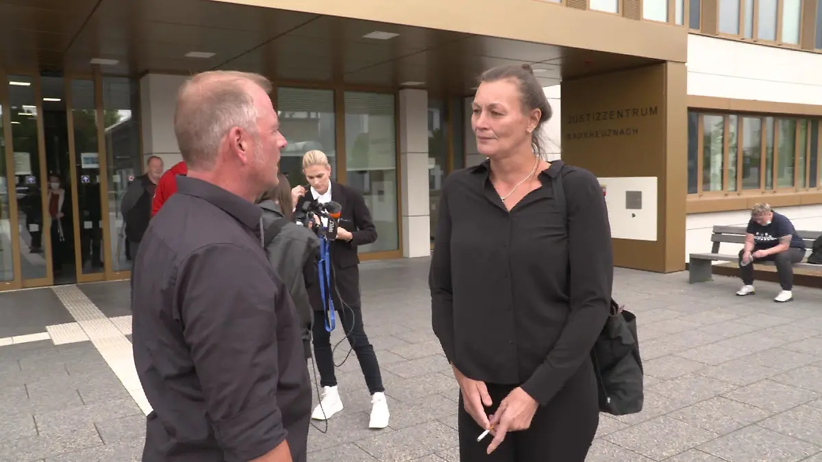RTL-Reporter Karl Wirz spricht nach dem Urteil mit Alexanders Mutter, Michaela Rech.