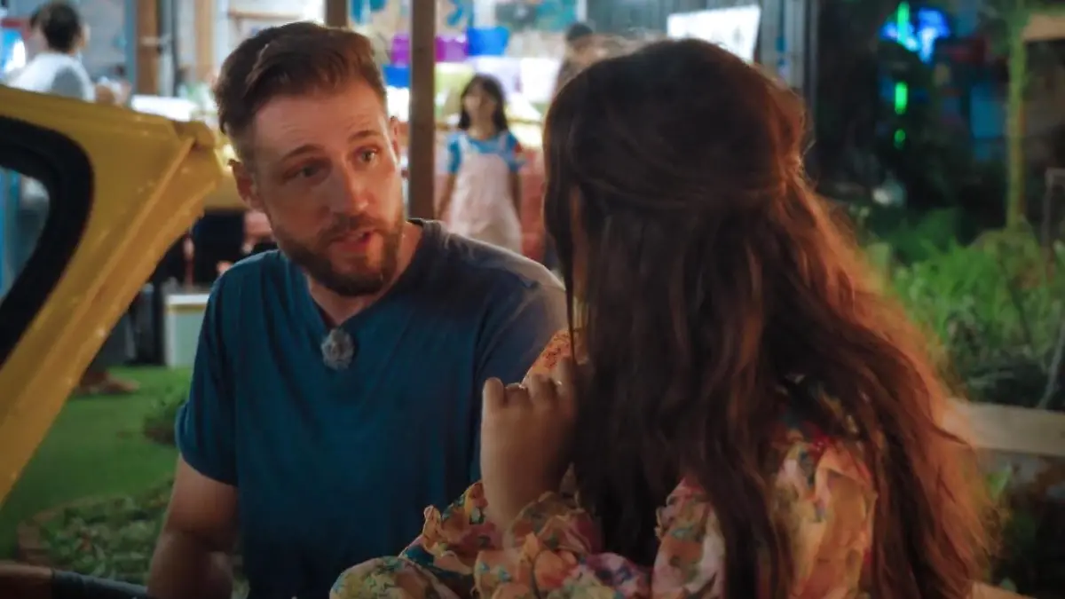 Dünnes Eis! Kandidat Julian aus Düsseldorf glaubt, Bachelorette Jennifer in Sachen Kindererziehung noch das ein oder andere beibringen zu können.