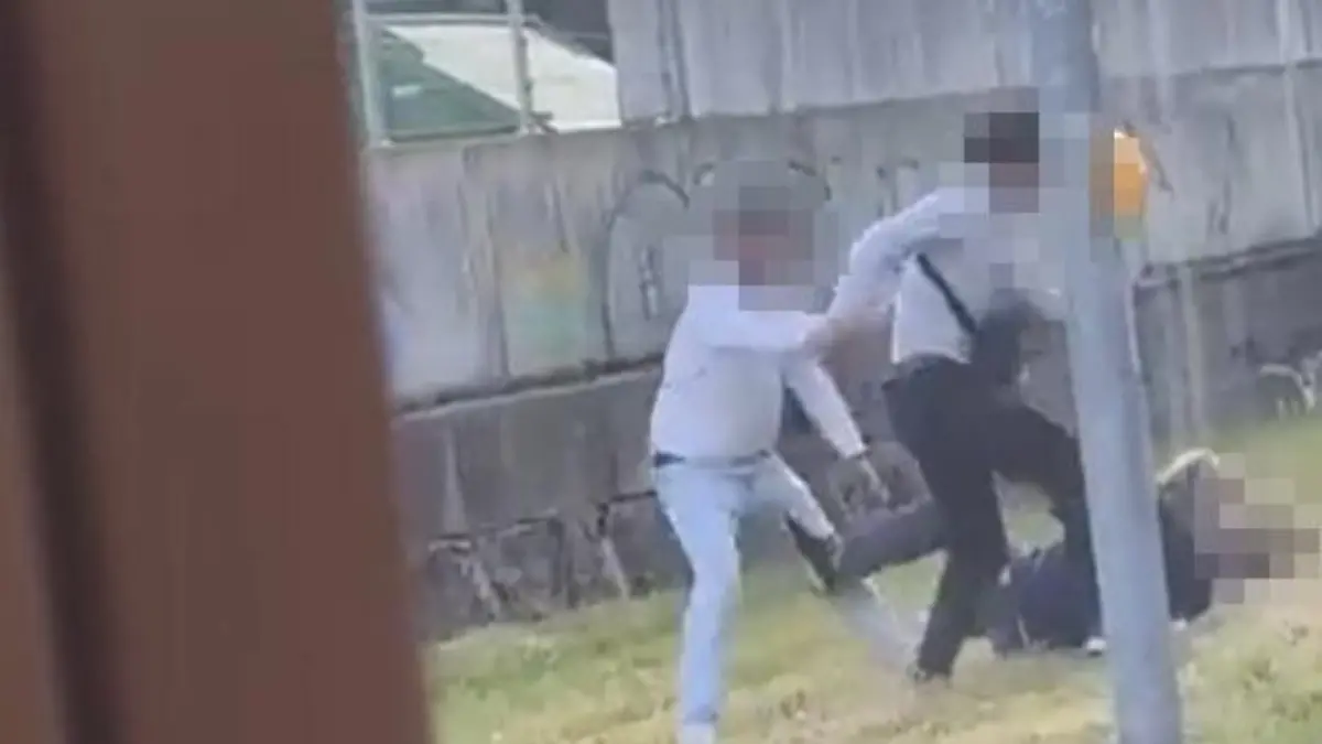 Der 50-jährige Triebwagenführer gerät am Bahnhof Lautern zwischen die Fronten als er einen Streit zwischen zwei Reisenden schlichten will.