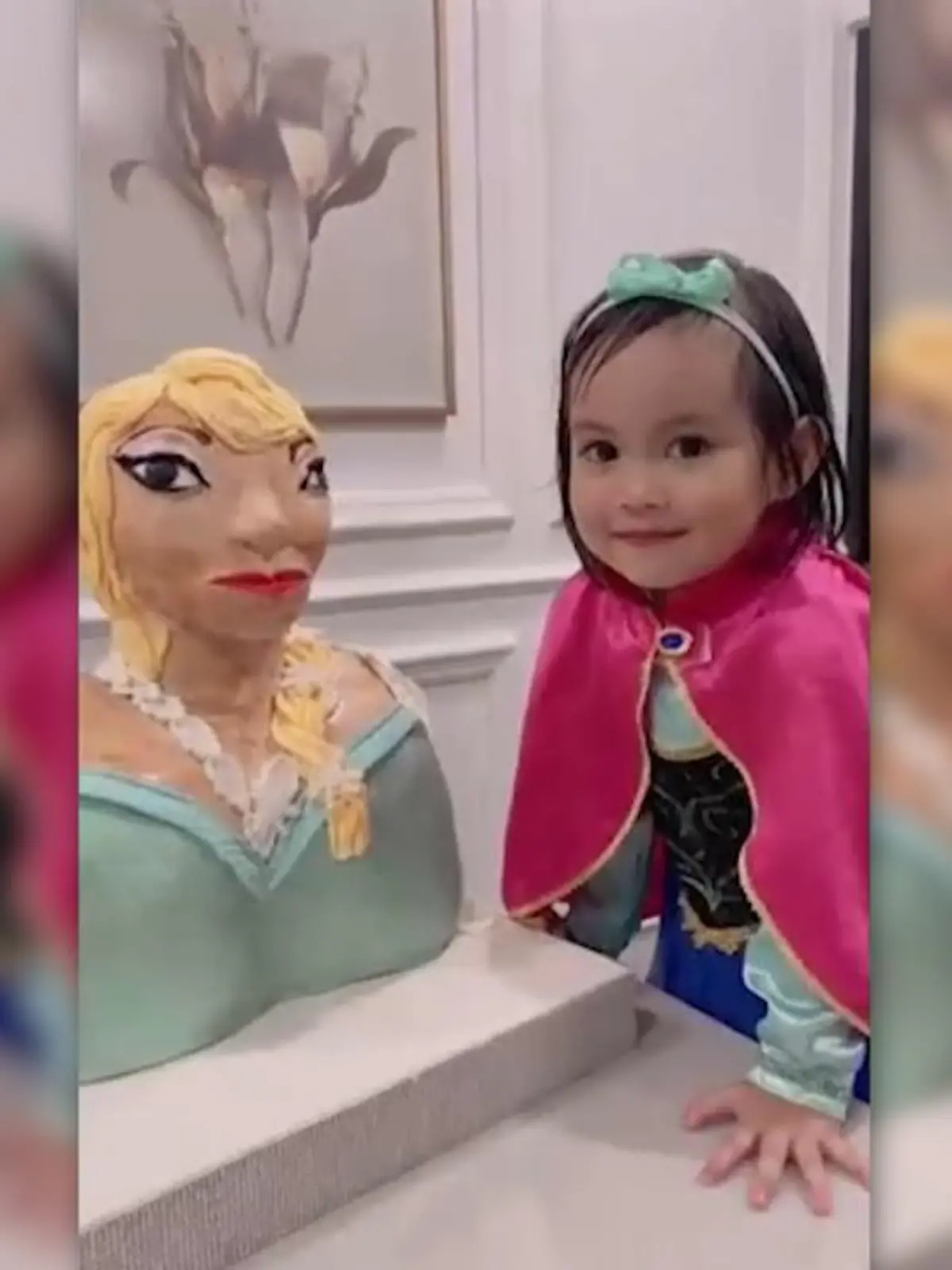 Überraschung! Na DAS ist ja mal ne Geburtstagstorte! Aber wen soll die blonde Kuchen-Frau bloß darstellen, die ein kleines Mädchen aus Malaysia von ihren Eltern geschenkt bekommen hat? Haben Sie eine Idee? Wen die Dame aus Teig darstellen soll und wie das Geburtstagskind auf den Torten-Fail reagiert, sehen Sie im Video.