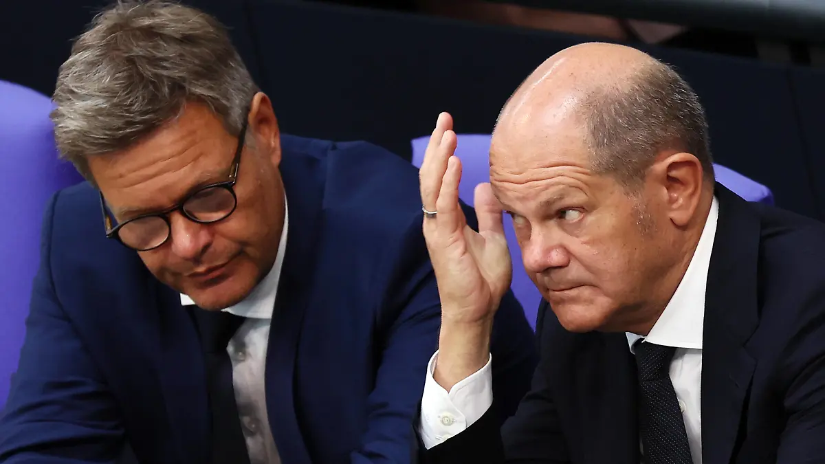 Bundeskanzler Olaf Scholz R und Bundeswirtschaftsminister Robert Habeck L - Plenarsitzung im Bundestag in Berlin am 6. September 2022. Allgemeine Finanzdebatte im Bundestag *** Chancellor Olaf Scholz R and Federal Minister of Economics Robert Habeck L Plenary session in the Bundestag in Berlin on September 6, 2022 General financial debate in the Bundestag.