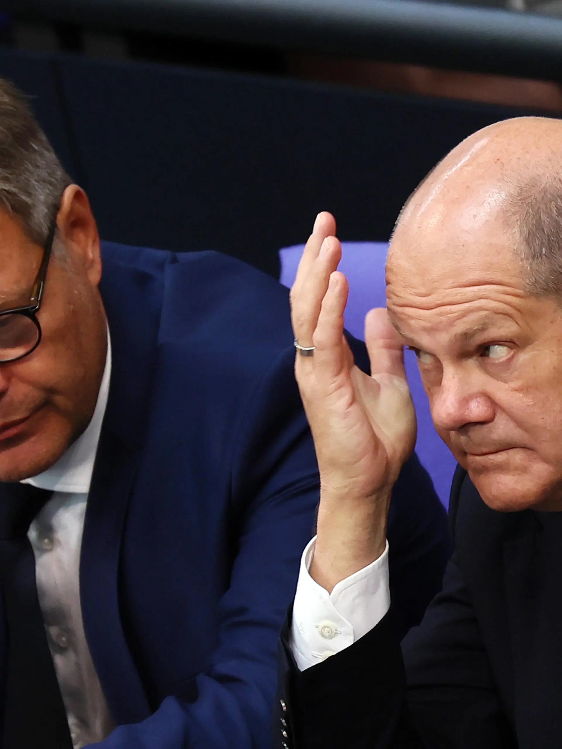  Bundeskanzler Olaf Scholz R und Bundeswirtschaftsminister Robert Habeck L - Plenarsitzung im Bundestag in Berlin am 6. September 2022. Allgemeine Finanzdebatte im Bundestag *** Chancellor Olaf Scholz R and Federal Minister of Economics Robert Habeck L Plenary session in the Bundestag in Berlin on September 6, 2022 General financial debate in the Bundestag.