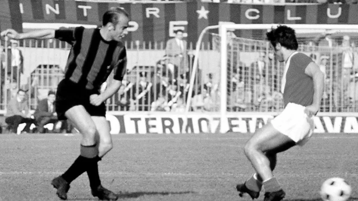 Bildnummer: 00512887  Datum: 16.03.1969  Copyright: imago/Buzzi
Luis Suarez (Inter, li.) tunnelt seinen Gegenspieler; Vneg, quer, Zweikampf, Duell, Ball, tunneln, Serie A 1968/1969, 1. Italienische Liga, Internazionale Mailand Mailand Stadio Giuseppe Meazza, San Siro Dynamik,  Fußball   Herren Mannschaft Italien Gruppenbild Aktion Personen